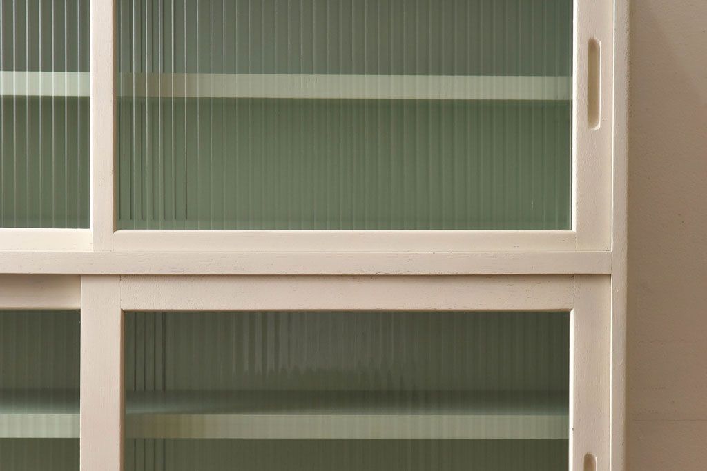 ペイント家具　昭和中期　モールガラス入り　淡いカラーが爽やかな食器棚(カップボード、収納棚)