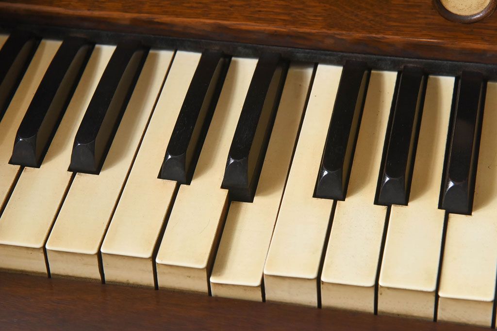 アンティーク雑貨　ジャンク品　YAMAHA(ヤマハ、日本楽器)　ナラ材製　ノスタルジックな佇まいのオルガン