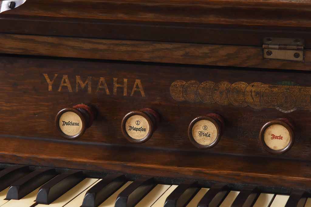 アンティーク雑貨　ジャンク品　YAMAHA(ヤマハ、日本楽器)　ナラ材製　ノスタルジックな佇まいのオルガン