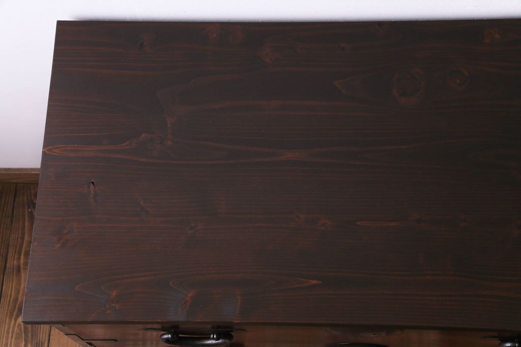 アンティーク家具　リメイク品　シンプルな丸金具が魅力の鉄脚付き時代箪笥ローボード(ローチェスト、リビングボード)