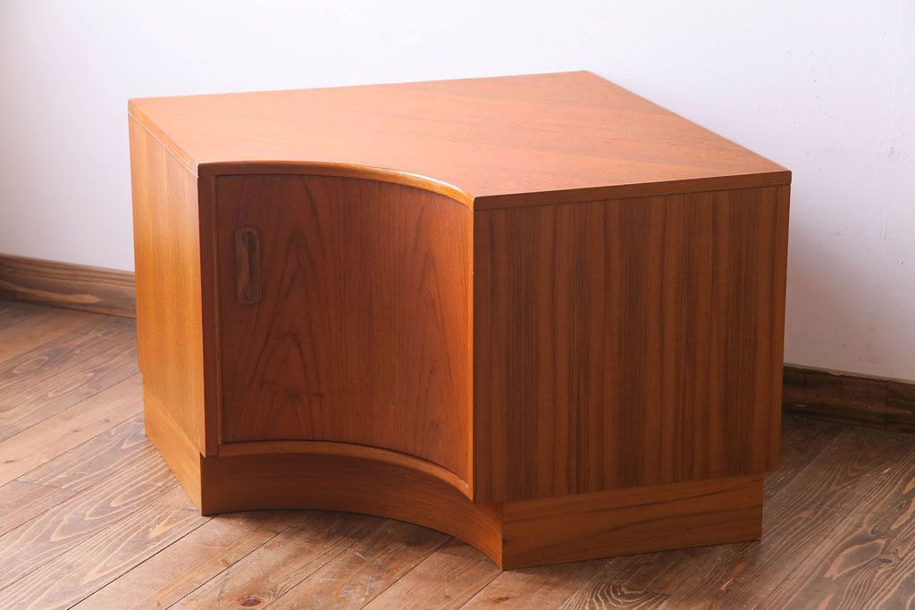 北欧家具　ビンテージ　G-PLAN(ジープラン)　チーク材の柔らかな雰囲気が魅力のコーナーキャビネット(サイドボード)