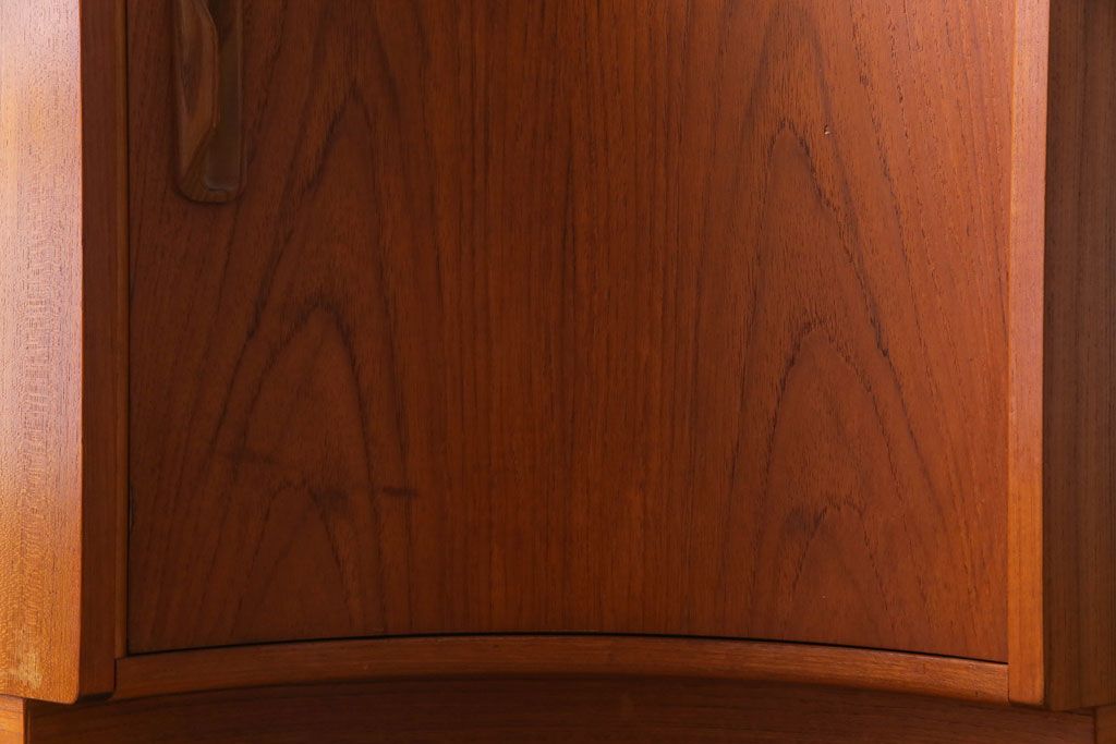 北欧家具　ビンテージ　G-PLAN(ジープラン)　チーク材の柔らかな雰囲気が魅力のコーナーキャビネット(サイドボード)