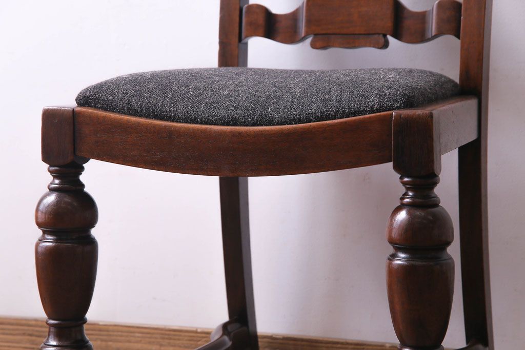 アンティーク家具　イギリスアンティーク　ウォールナット材 リボンのような背もたれがエレガントなチェア(ダイニングチェア、ワークチェア、椅子)(1)