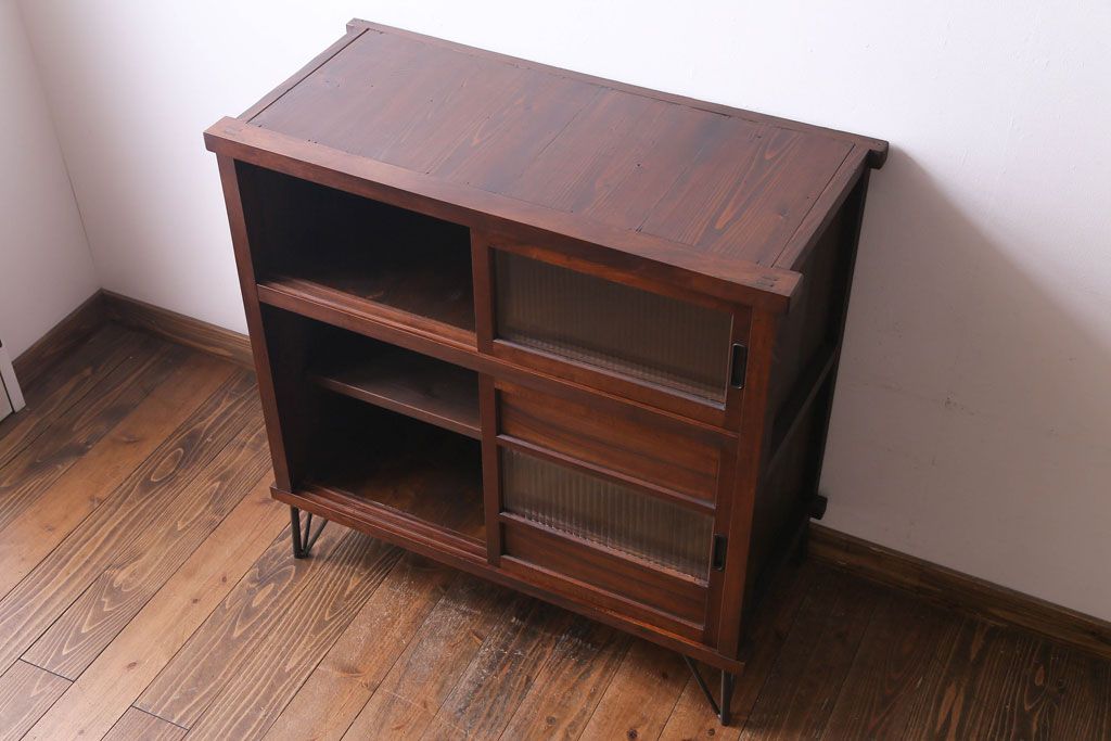 アンティーク家具　昭和中期　モールガラス入り　スッキリとした和のテイストが魅力のガラス戸棚(収納棚、リビングボード)