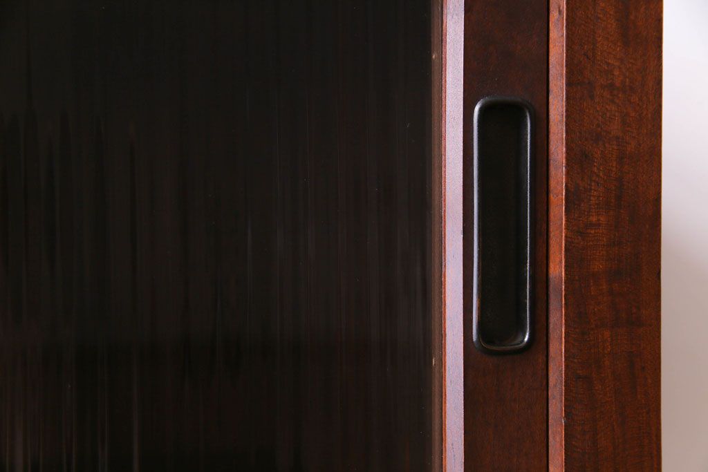 アンティーク家具　昭和中期　モールガラス入り　スッキリとした和のテイストが魅力のガラス戸棚(収納棚、リビングボード)