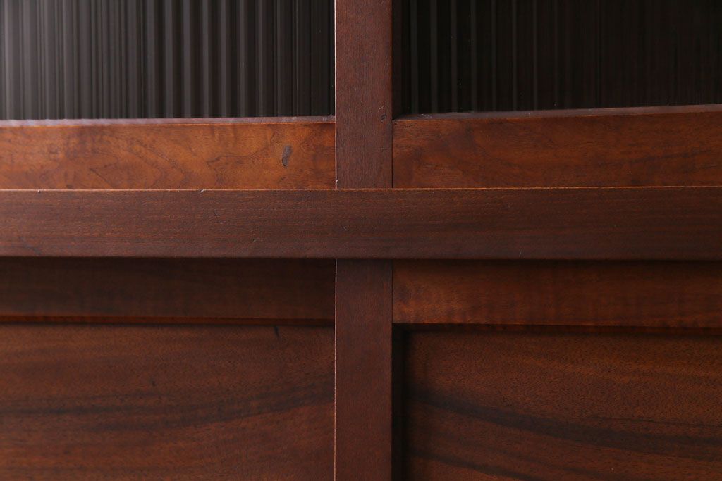 アンティーク家具　昭和中期　モールガラス入り　スッキリとした和のテイストが魅力のガラス戸棚(収納棚、リビングボード)