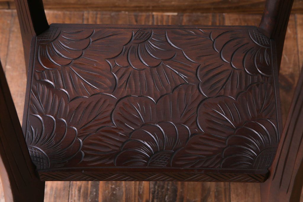 アンティーク雑貨　中古美品　伝統工芸　繊細かつ大胆な彫りのデザインが目をひくサイドテーブル(花台、飾り台)