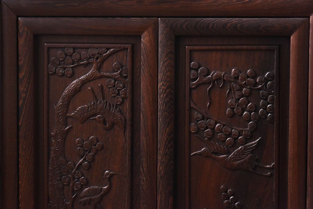 民芸家具　鉄刀木(タガヤサン)　鶴松の彫りが施された異国情緒あふれる飾り棚(茶棚、収納棚)