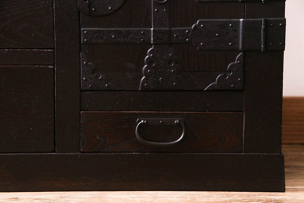 アンティーク家具　和製アンティーク　前面ケヤキ材　深い色合いの美濃帳場箪笥(時代箪笥、和タンス)