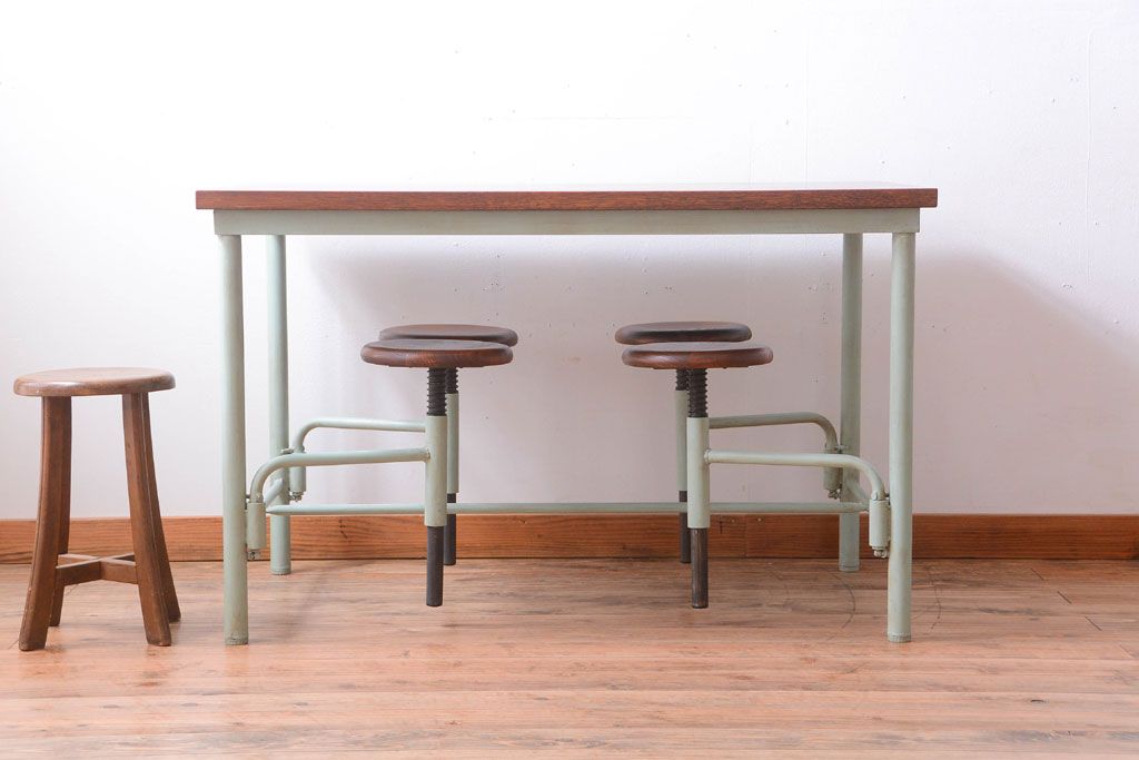 【オーダー家具実例】格納スツール4脚付きテーブルを新規製作しました。ラフジュ工房オリジナルの商品を参考に、ご希望サイズで再現。天板のホワイトオークの木色と、ペイントした淡い青緑のカラーの組み合わせで個性あふれる雰囲気に。(ダイニングテーブル、作業台、椅子)