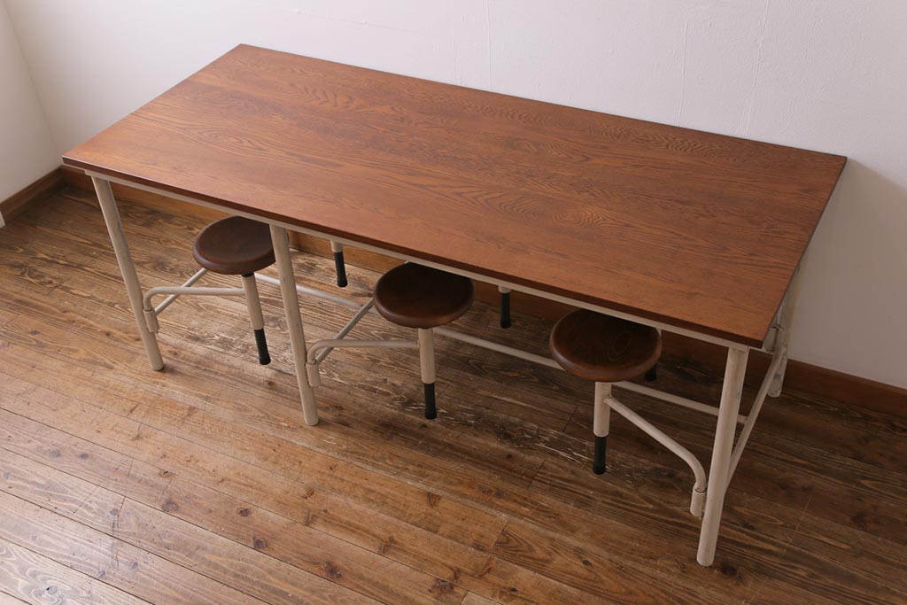 【オーダー家具実例】格納スツール6脚付きテーブルを新規製作しました。ラフジュ工房オリジナルの商品を参考に、ご希望サイズで再現。天板のホワイトオークの木色と、ペイントしたアンティークホワイトが相まってナチュラルな雰囲気に!(ダイニングテーブル、作業台、椅子)