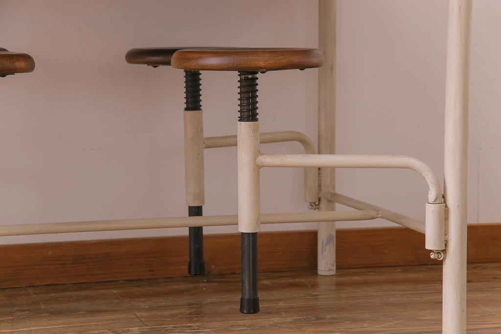 【オーダー家具実例】格納スツール6脚付きテーブルを新規製作しました。ラフジュ工房オリジナルの商品を参考に、ご希望サイズで再現。天板のホワイトオークの木色と、ペイントしたアンティークホワイトが相まってナチュラルな雰囲気に!(ダイニングテーブル、作業台、椅子)