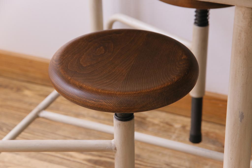 【オーダー家具実例】格納スツール6脚付きテーブルを新規製作しました。ラフジュ工房オリジナルの商品を参考に、ご希望サイズで再現。天板のホワイトオークの木色と、ペイントしたアンティークホワイトが相まってナチュラルな雰囲気に!(ダイニングテーブル、作業台、椅子)
