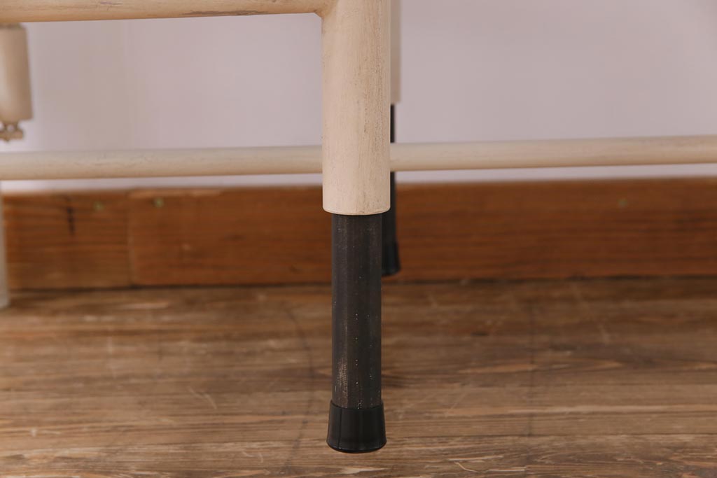 【オーダー家具実例】格納スツール6脚付きテーブルを新規製作しました。ラフジュ工房オリジナルの商品を参考に、ご希望サイズで再現。天板のホワイトオークの木色と、ペイントしたアンティークホワイトが相まってナチュラルな雰囲気に!(ダイニングテーブル、作業台、椅子)