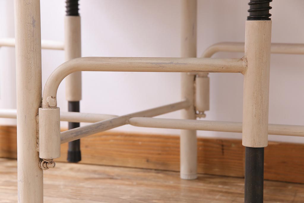 【オーダー家具実例】格納スツール6脚付きテーブルを新規製作しました。ラフジュ工房オリジナルの商品を参考に、ご希望サイズで再現。天板のホワイトオークの木色と、ペイントしたアンティークホワイトが相まってナチュラルな雰囲気に!(ダイニングテーブル、作業台、椅子)