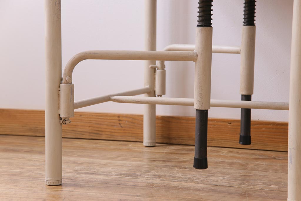 【オーダー家具実例】格納スツール6脚付きテーブルを新規製作しました。ラフジュ工房オリジナルの商品を参考に、ご希望サイズで再現。天板のホワイトオークの木色と、ペイントしたアンティークホワイトが相まってナチュラルな雰囲気に!(ダイニングテーブル、作業台、椅子)