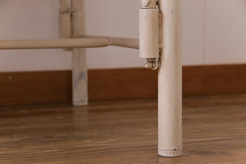 【オーダー家具実例】格納スツール6脚付きテーブルを新規製作しました。ラフジュ工房オリジナルの商品を参考に、ご希望サイズで再現。天板のホワイトオークの木色と、ペイントしたアンティークホワイトが相まってナチュラルな雰囲気に!(ダイニングテーブル、作業台、椅子)