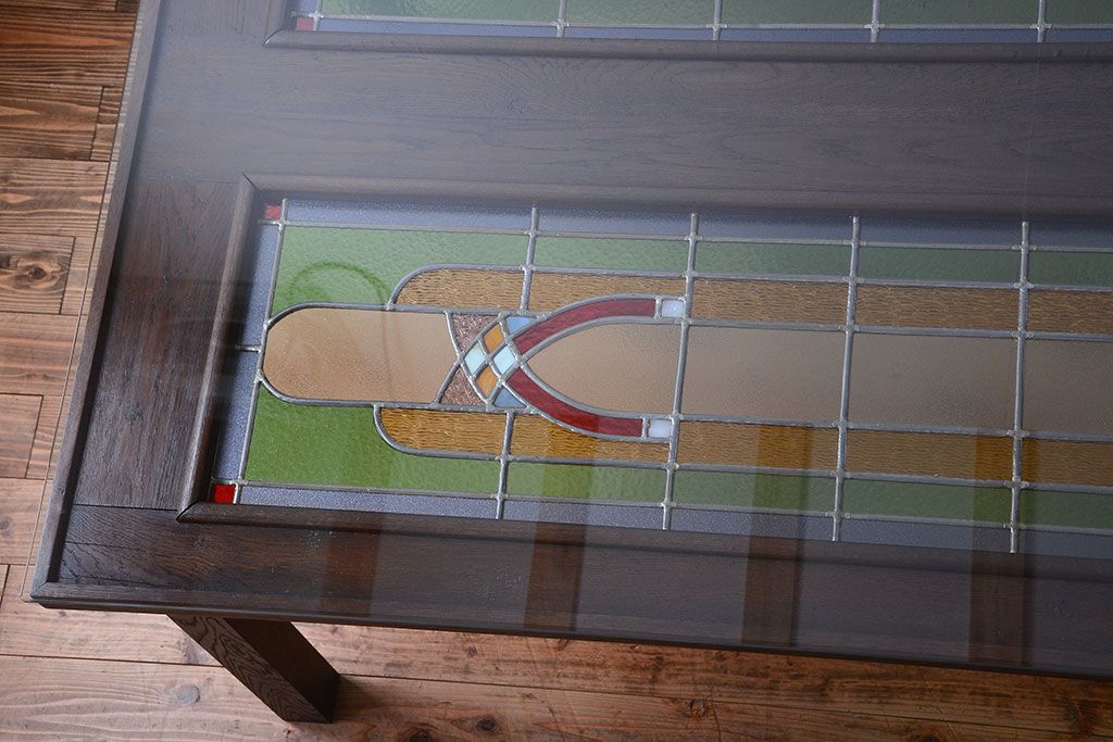 【加工実例】イギリスアンティークのステンドグラスを天板にはめ込み、大きなダイニングテーブルにリメイクしました。アンティーク感を残しつつ高品質リペアを施しました。(食卓)