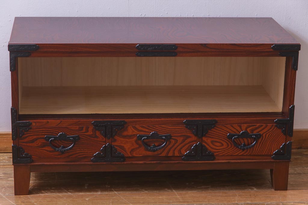 当店リメイク家具　岩谷堂箪笥　4枚引き戸　花型の金具が付いた上品なローボード(戸棚)