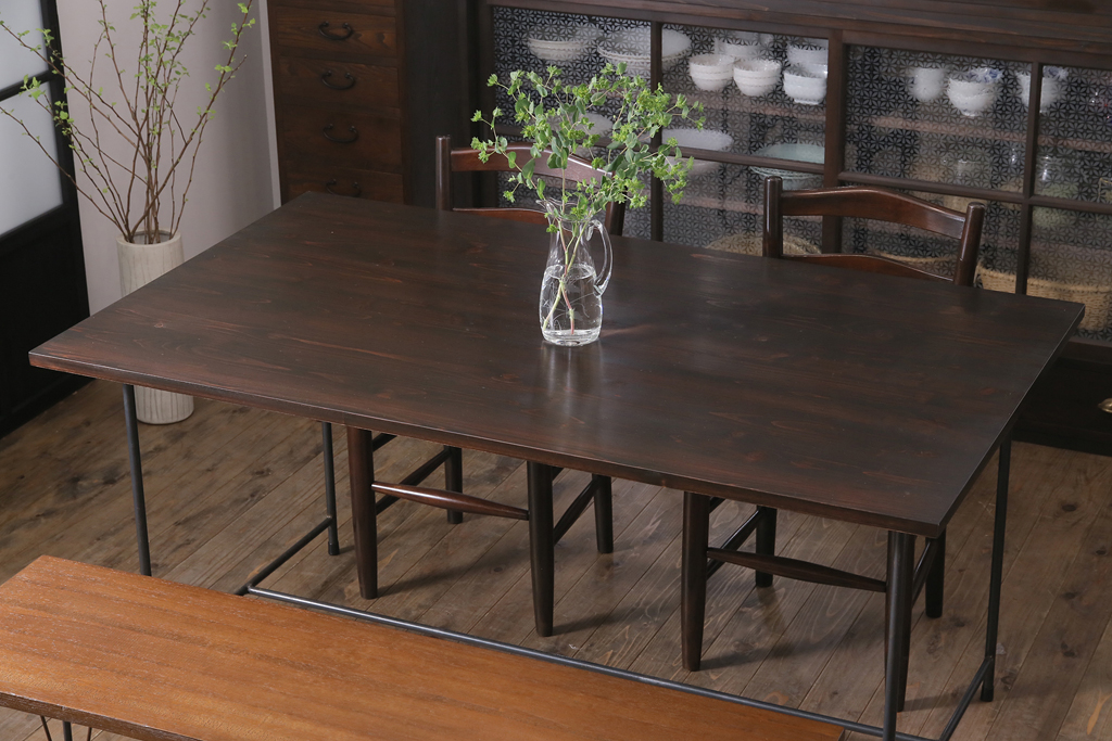オリジナル　濃い色合いが落ち着いた雰囲気の鉄脚テーブル(ダイニングテーブル)(2)
