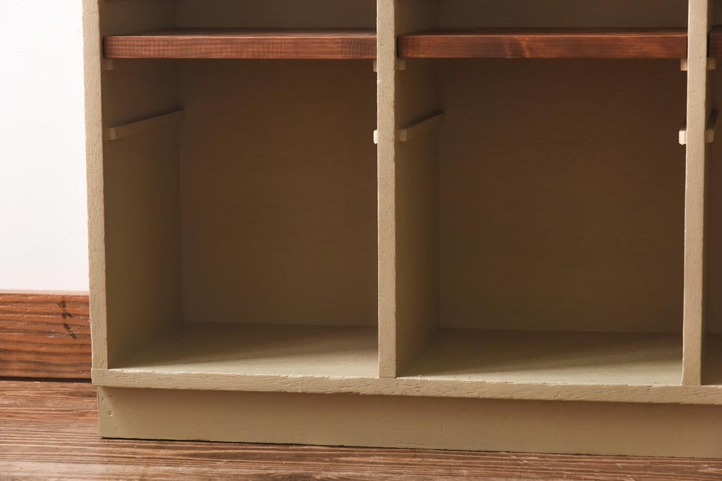昭和期　リメイク家具　レトロな雰囲気漂うペイントロッカー(収納棚、サイドチェスト)
