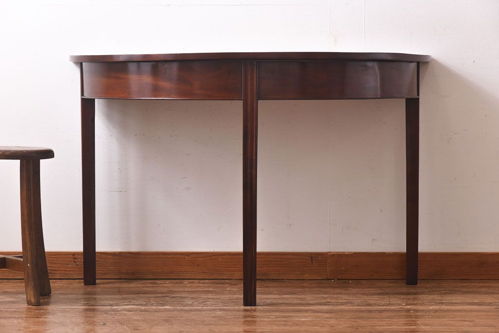 アンティーク家具　イギリスアンティーク　ウォールナット材　エレガントな半円形のコンソールテーブル(サイドテーブル、飾り台)