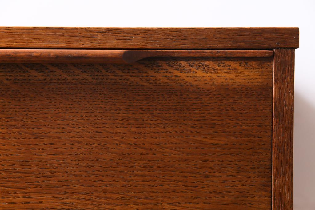 ヴィンテージ家具　北欧ビンテージ　チーク材　細身の脚がおしゃれなサイドチェスト(引き出し)