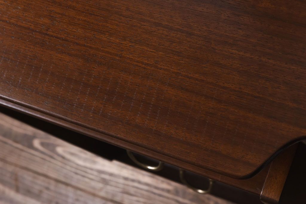 ヴィンテージ家具　北欧ビンテージ　G-PLAN(ジープラン) BBシリーズ　斬新なデザインが魅力的なドレッサー