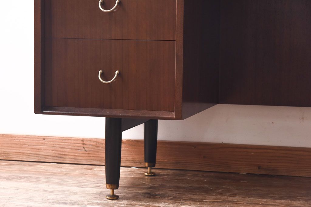 ヴィンテージ家具　北欧ビンテージ　G-PLAN(ジープラン) BBシリーズ　斬新なデザインが魅力的なドレッサー