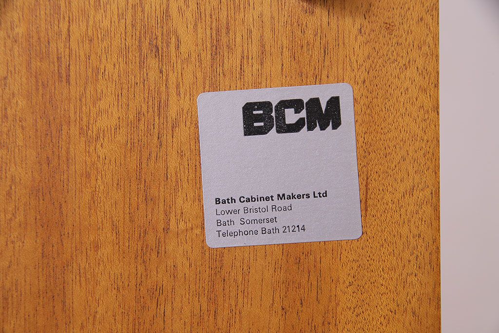 北欧家具　Bath Cabinet Makers LTD. 濃い色味が大人の空間を演出するサイドボード(ローボード、キャビネット、収納棚)