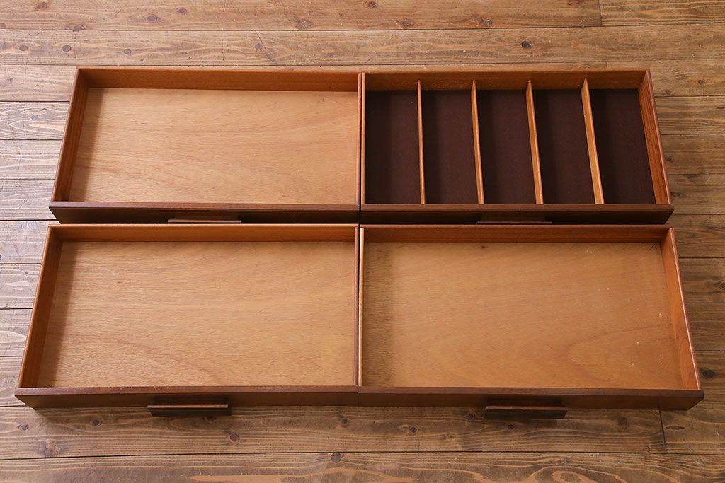 北欧家具　Bath Cabinet Makers LTD. 濃い色味が大人の空間を演出するサイドボード(ローボード、キャビネット、収納棚)
