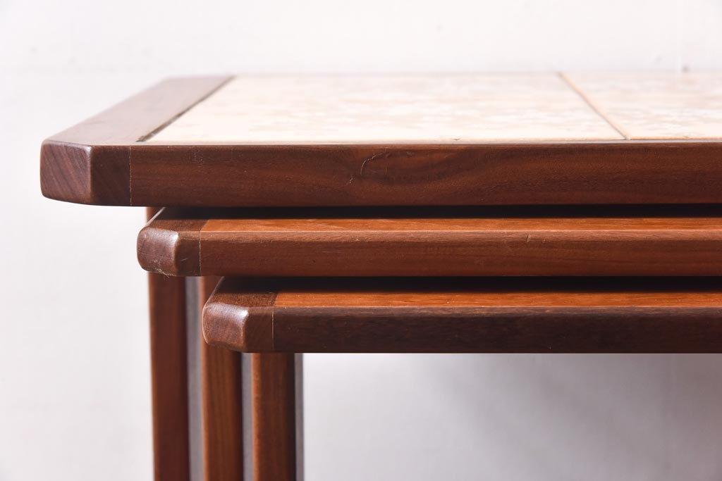 アンティーク雑貨　北欧ビンテージ　G-PLAN(ジープラン)　チーク材　タイル天板が可愛らしいネストテーブル(サイドテーブル)