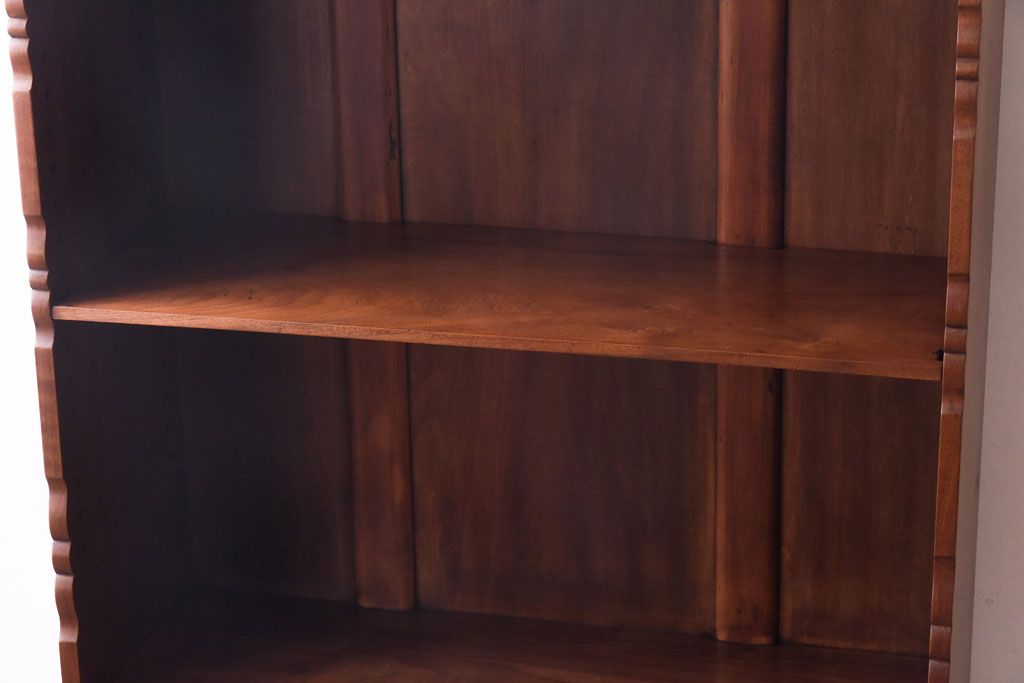 アンティーク家具　イギリスアンティーク　ウォールナット材　控えめな意匠が魅力の薄型本棚(飾り棚)