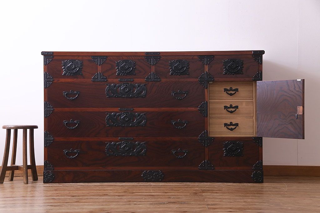 中古美品　岩谷堂箪笥　かくし付き　鳳凰紋　大振りな六尺整理箪笥(衣装箪笥、チェスト)