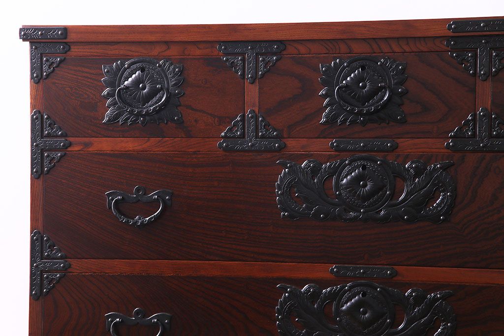 中古美品　岩谷堂箪笥　かくし付き　鳳凰紋　大振りな六尺整理箪笥(衣装箪笥、チェスト)