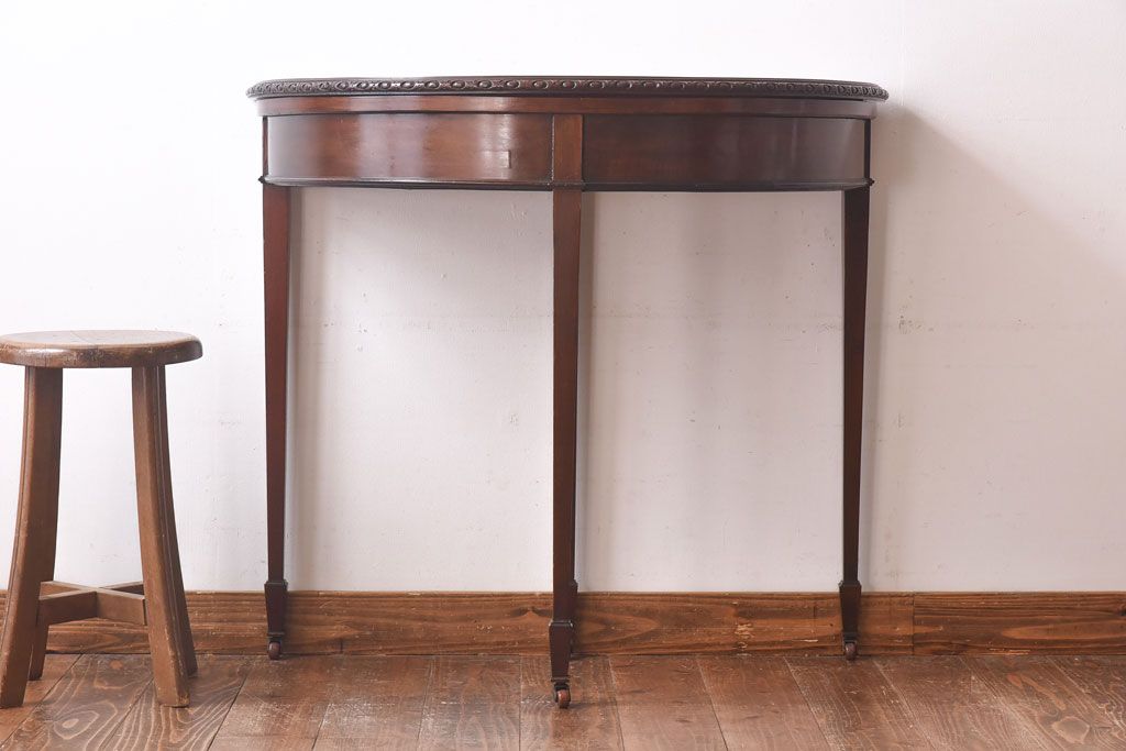 アンティーク家具　イギリスアンティーク　ウォールナット材　洗練された細身のデザインが魅力のラウンドカードテーブル(コンソールテーブル、サイドテーブル、コーヒーテーブル)
