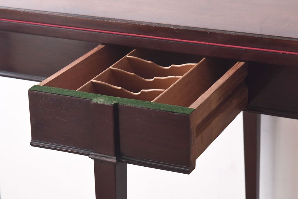 アンティーク家具　イギリスアンティーク　ウォールナット材　洗練された細身のデザインが魅力のラウンドカードテーブル(コンソールテーブル、サイドテーブル、コーヒーテーブル)