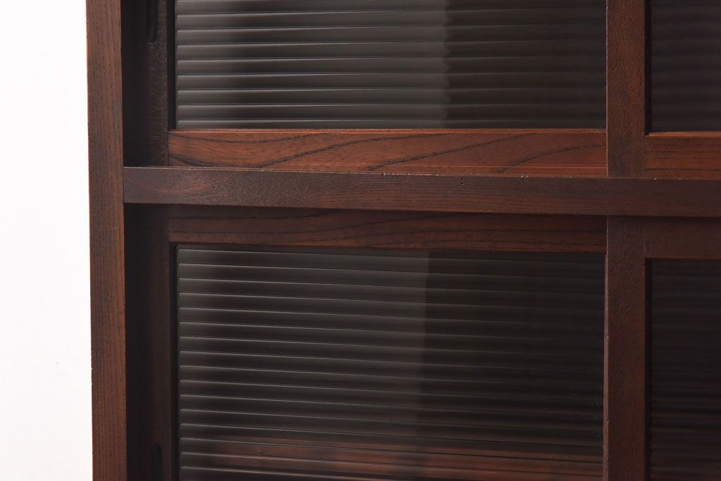 レトロ家具　昭和初期　前面ケヤキ材　レトロな佇まいのモールガラス入り戸棚(収納棚、リビングボード)