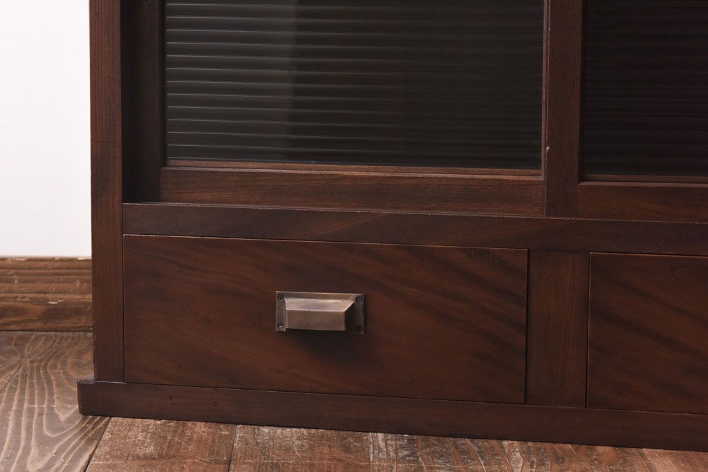 レトロ家具　昭和初期　前面ケヤキ材　レトロな佇まいのモールガラス入り戸棚(収納棚、リビングボード)