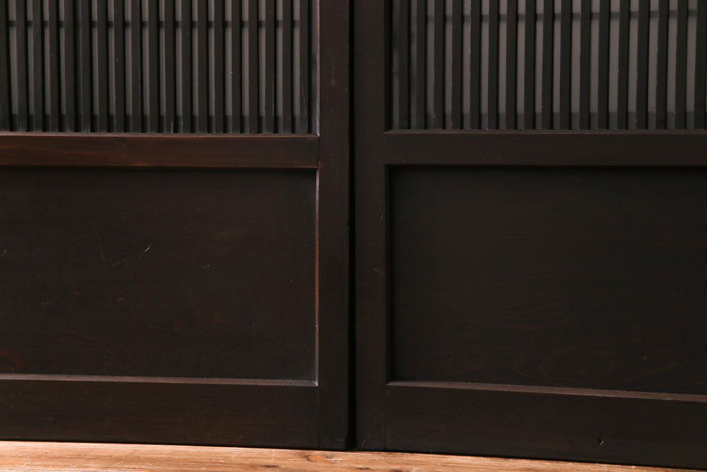 和製アンティーク　板ガラス裏障子留め 濃い色味の細い縦桟が和モダンの雰囲気を漂わせる格子戸(仕切り戸、引き戸、建具)4枚組