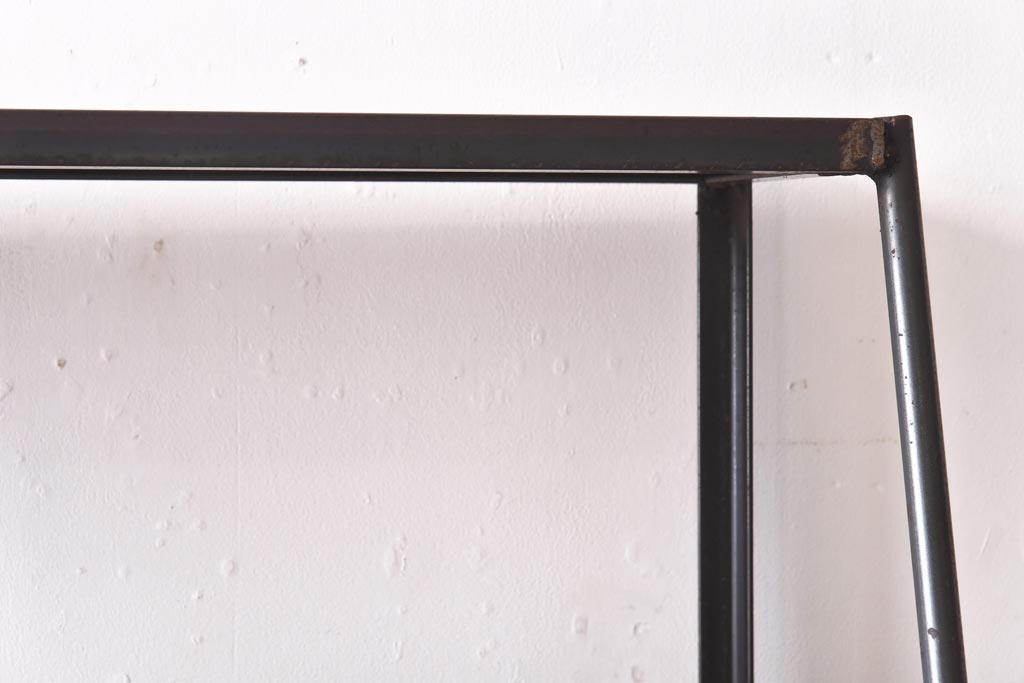 ラフジュオリジナル　チーク無垢材　シンプルながら使い勝手の良い台形アイアンラック(飾り棚、陳列棚)(2)