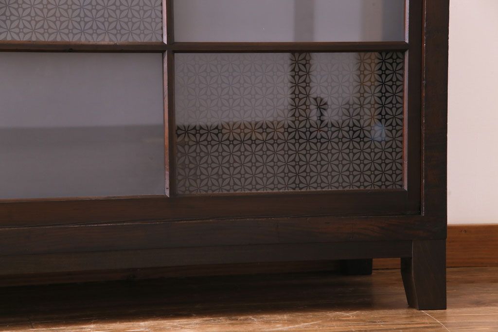 大正昭和初期　ラフジュ工房オリジナル　花菱模様ガラス入り　レトロな雰囲気溢れるアンティークのガラス戸棚(食器棚、収納棚)