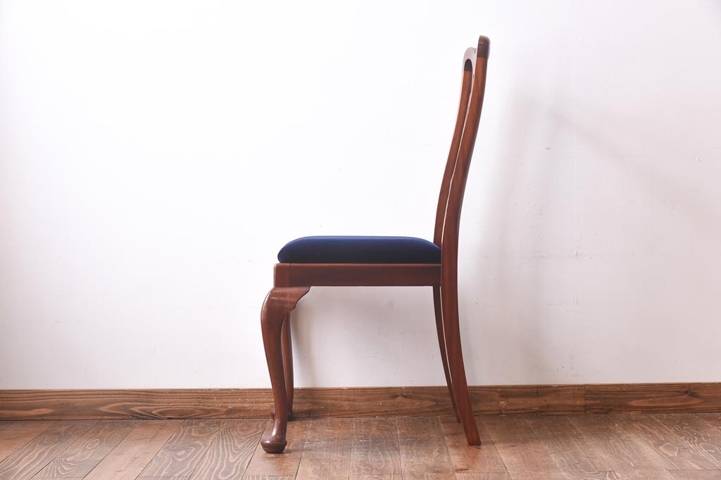 アンティーク家具　イギリスアンティーク　ウォールナット材　透かし彫りが上品なチェア(椅子、ダイニングチェア、ワークチェア)