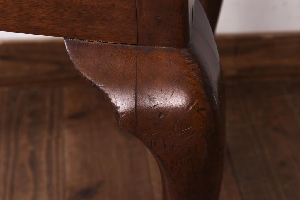 アンティーク家具　イギリスアンティーク　ウォールナット材　透かし彫りが上品なチェア(椅子、ダイニングチェア、ワークチェア)