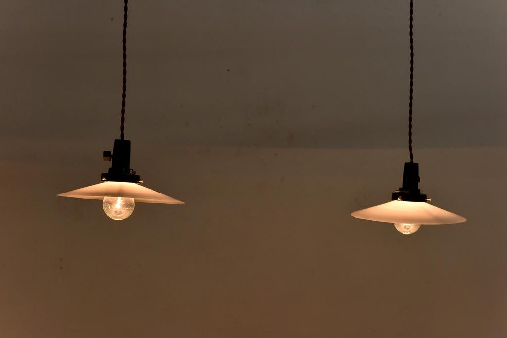 昔懐かしい白い平笠シェードの吊り下げ照明(天井照明、ペンダントライト)2個セット(2)