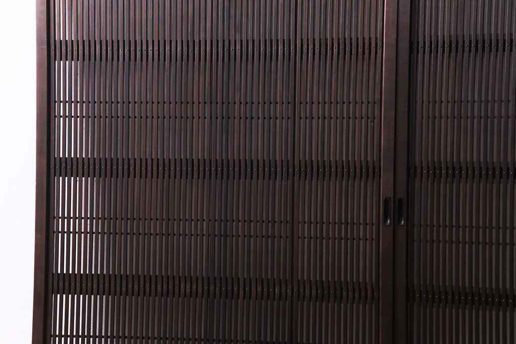 昭和期　板ガラス裏障子留め　透けて見える桟の美しさが際立つ格子戸(仕切り戸、引き戸、建具)2枚組
