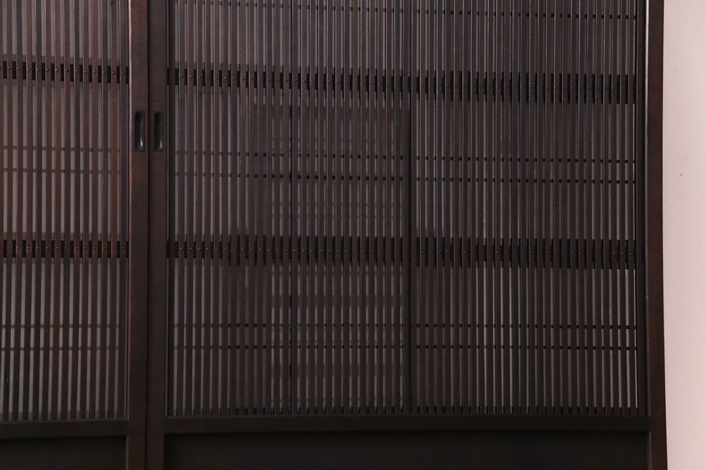 昭和期　板ガラス裏障子留め　透けて見える桟の美しさが際立つ格子戸(仕切り戸、引き戸、建具)2枚組
