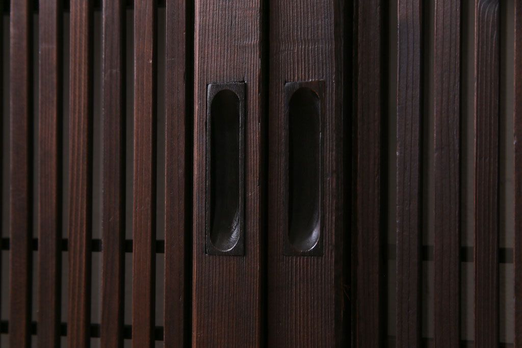 昭和期　板ガラス裏障子留め　透けて見える桟の美しさが際立つ格子戸(仕切り戸、引き戸、建具)2枚組