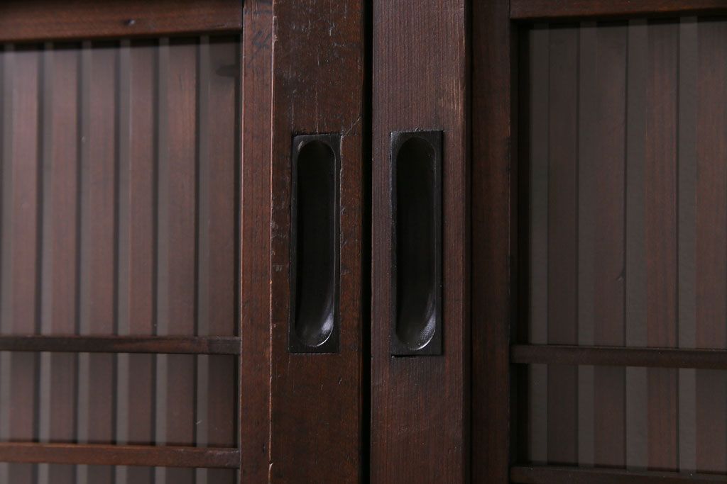 昭和期　板ガラス裏障子留め　透けて見える桟の美しさが際立つ格子戸(仕切り戸、引き戸、建具)2枚組