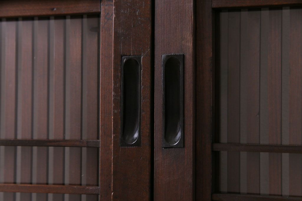 昭和期　板ガラス裏障子留め　透けて見える桟の美しさが際立つ格子戸(仕切り戸、引き戸、建具)2枚組